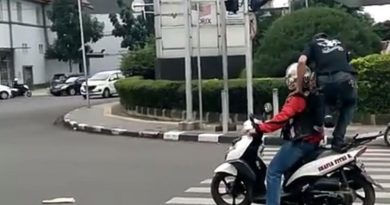 Viral Video di Zebra Cross Pria Ini Injak Motor Sedang Berhenti
