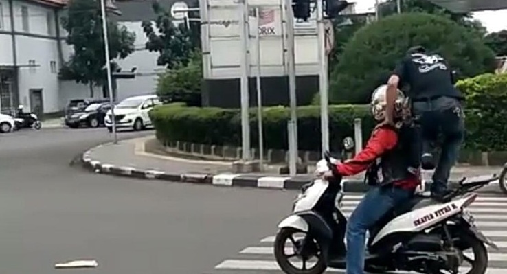Viral Video di Zebra Cross Pria Ini Injak Motor Sedang Berhenti