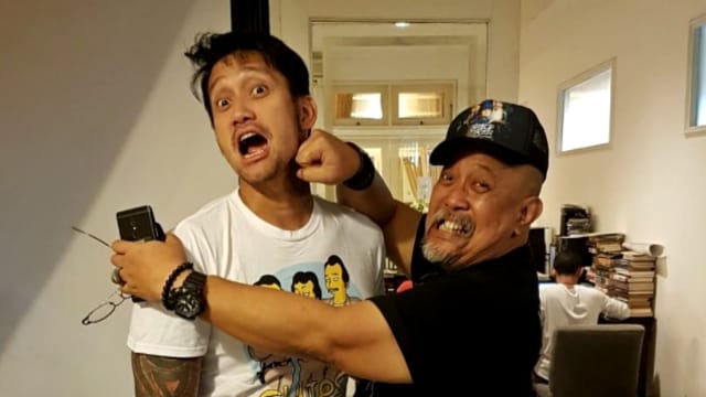 Warkop Melampiaskan Kerinduannya dengan Memukul Tora Sudiro