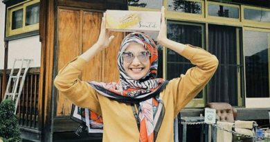 Zaskia Sungkar Rebutan Kue Snowcake dengan Monyet