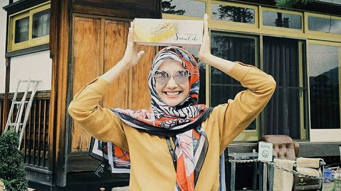 Zaskia Sungkar Rebutan Kue Snowcake dengan Monyet