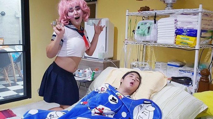 Fakta Menyedihkan Dari Pria Suka Pakai Makeup & Baju Wanita