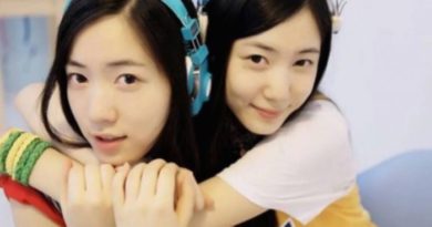 Hwayoung dan Hyoyoung Bikin Sensasi Pakai Baju Super Mini
