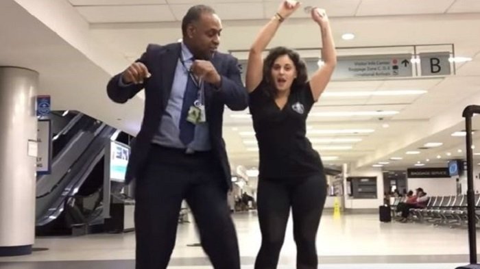 Ketinggalan Pesawat, Cewek Ini Joget Semalam Suntuk di Bandara