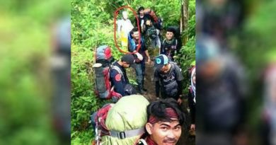Makhluk Misterius Muncul Saat Seorang Pendaki Selfie