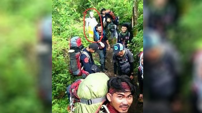 Makhluk Misterius Muncul Saat Seorang Pendaki Selfie