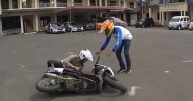 Ngakak, Dibonceng Freestyle Polisi Ini Sempoyongan