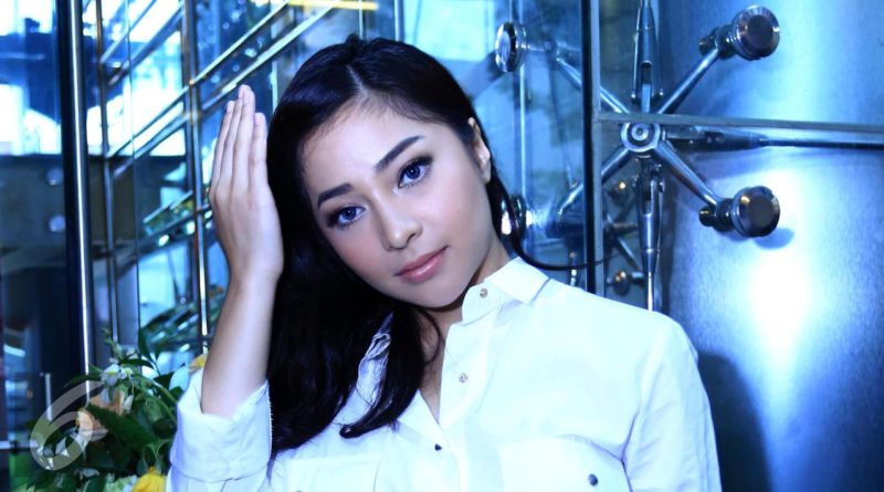 Nikita Willy Pamer Bokong Dengan Bikini Hitam