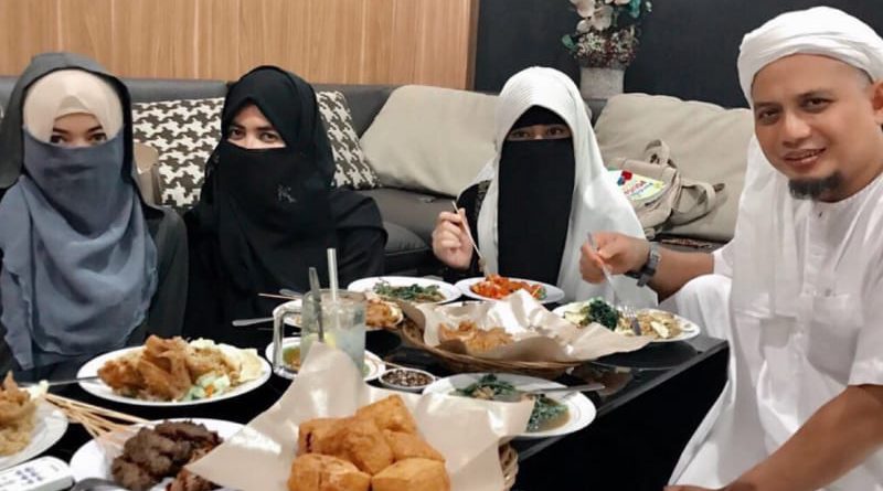 Arifin Ilham dan Ketiga Istrinya Saat Berbuka Puasa Sunnah