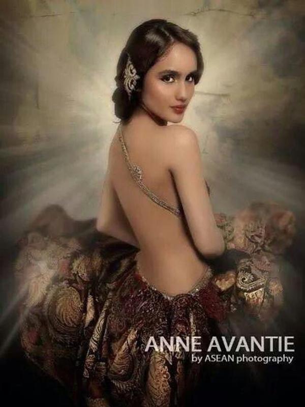 Cinta Laura Pamer Punggung Mulus, di Hari Batik Nasional