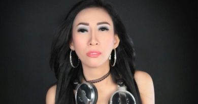 Dewi Sanca Banjir Kecaman, Karena Umbar Aurat saat Photoshot