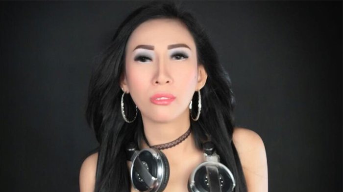 Dewi Sanca Banjir Kecaman, Karena Umbar Aurat saat Photoshot