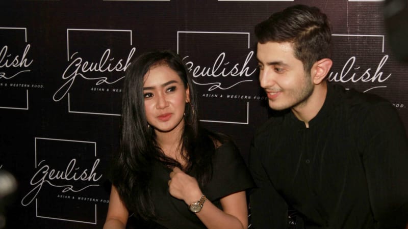 Gandeng Bule Ganteng, Kekasih Baru Cita Citata