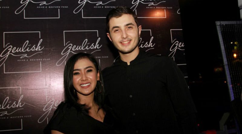 Gandeng Bule Ganteng, Kekasih Baru Cita Citata