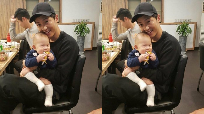 Gemes! Song Joong Ki Gendong Bayi Terlalu Bapakable