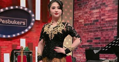 Inilah Rahasia Perut Rata dan Berotot Dewi Perssik