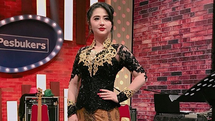 Inilah Rahasia Perut Rata dan Berotot Dewi Perssik