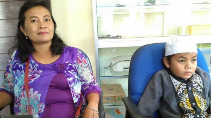 Kisah Haru Orang Tua Non Muslim Ini Ikhlaskan Anaknya Jadi Mualaf