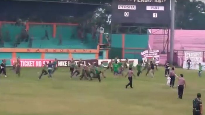 Viral Video Kericuhan Antar Suporter, Ibarat Duel Militer dengan Sipil