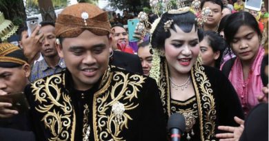 Bukan Iis Saja, Ternyata 3 Artis Ini Tak Bisa Hadir di Resepsi Kahiyang-Bobby