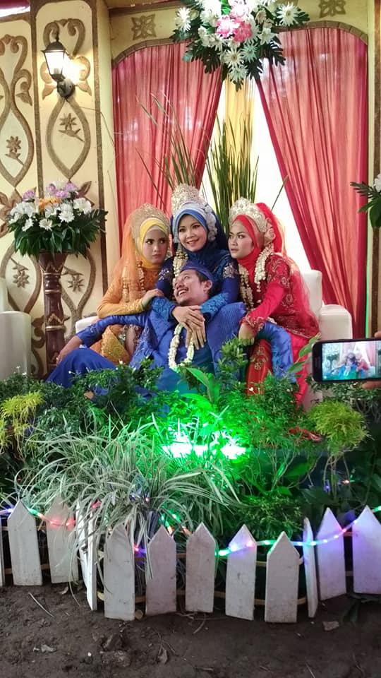Foto Pernikahan Pria Dengan 3 Orang Wanita di Pelaminan Viral