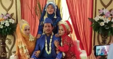 Foto Pernikahan Pria Dengan 3 Orang Wanita di Pelaminan Viral