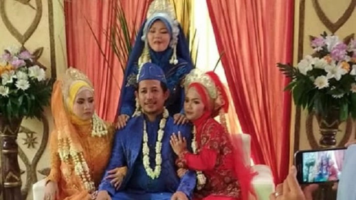 Foto Pernikahan Pria Dengan 3 Orang Wanita di Pelaminan Viral