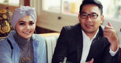 Gaya Hijab Rina Nose Menginspirasi Ridwan Kamil