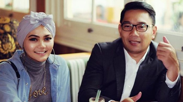 Gaya Hijab Rina Nose Menginspirasi Ridwan Kamil