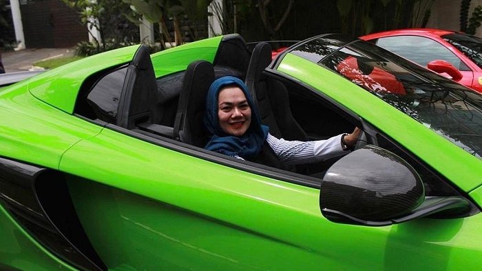 Ini 5 Koleksi Mobil Mewah Sarita Abdul Mukti dan Faisal Harris
