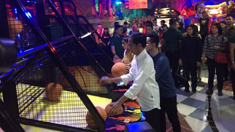 Melihat Keseruan Presiden Jokowi Main Bola Basket