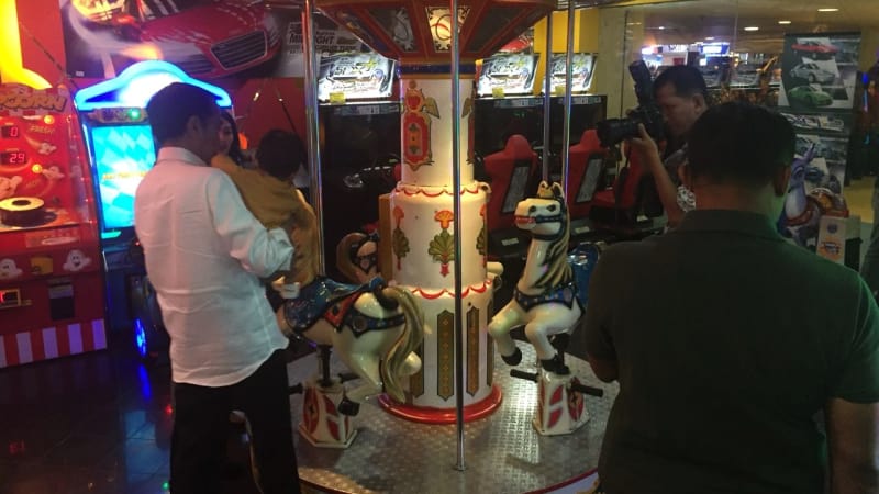 Melihat Keseruan Presiden Jokowi Main Bola Basket