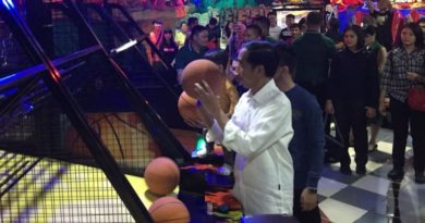 Melihat Keseruan Presiden Jokowi Main Bola Basket