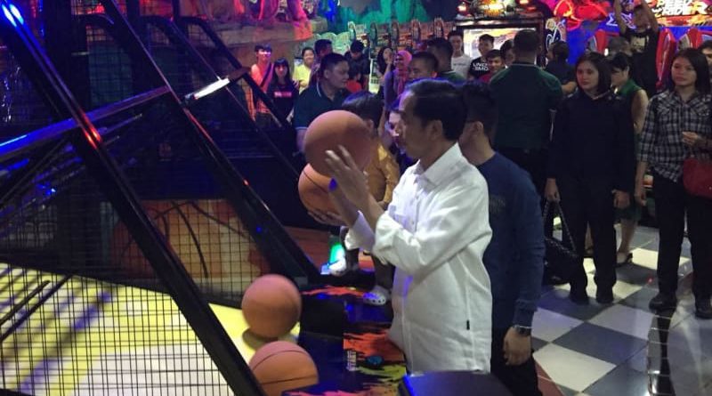 Melihat Keseruan Presiden Jokowi Main Bola Basket