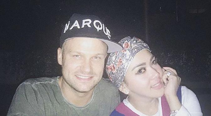 Mesranya Saat Syahrini di Rangkul Manja Dash Berlin