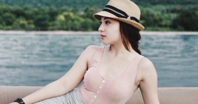 Nikita Willy Pamer Bokong Saat Foto di Depan Air Terjun
