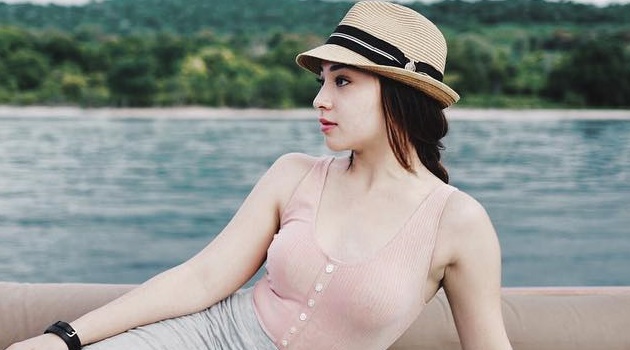 Nikita Willy Pamer Bokong Saat Foto di Depan Air Terjun