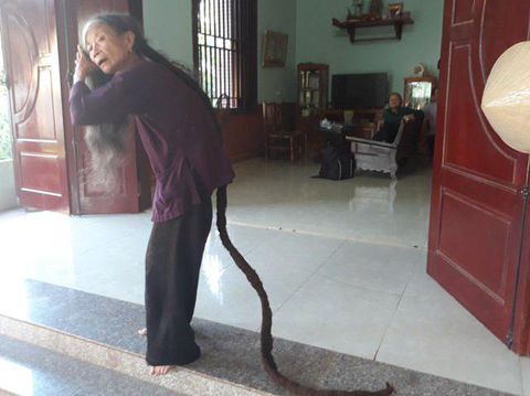 Rambut Menyerupai Ular Karena Kaku dan Panjang Jadi Viral