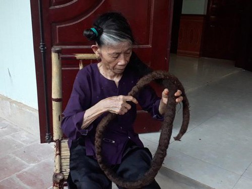 Rambut Menyerupai Ular Karena Kaku dan Panjang Jadi Viral