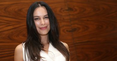Seksi, Sophia Latjuba Pamer Kaki Jenjang Bak Artis Hollywood