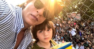 Shah Rukh Khan Ulang Tahun, Fans Berkumpul di Depan Rumahnya