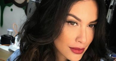 Sophia Latjuba Hanya Mengenakan Bra Saat di Foto