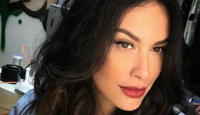 Sophia Latjuba Hanya Mengenakan Bra Saat di Foto