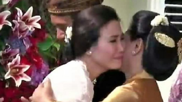 Veronica Tan Tampak Menangis Di Pelukan Iriana Jokowi