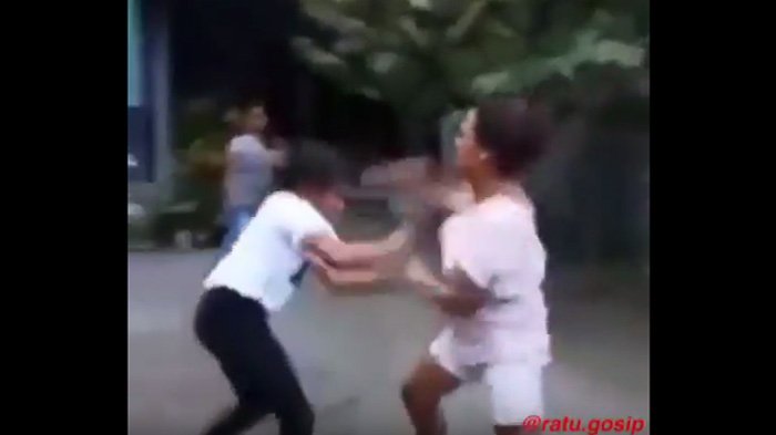 Video Viral, Cewek Jaman Now Saling Baku Pukul