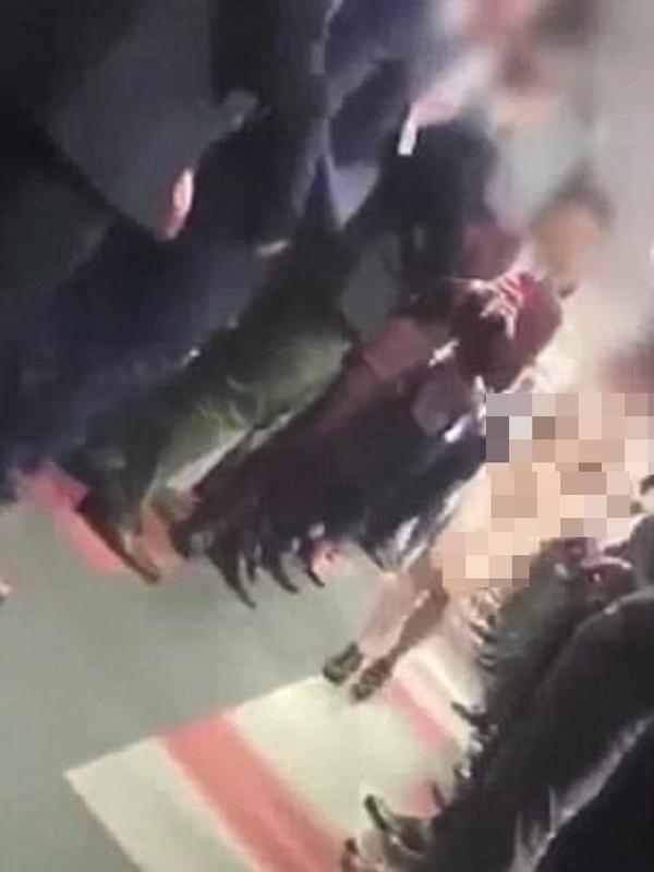 Viral, Demi Menyemangati Teman Kerja, Wanita ini Telanjang di Kantor