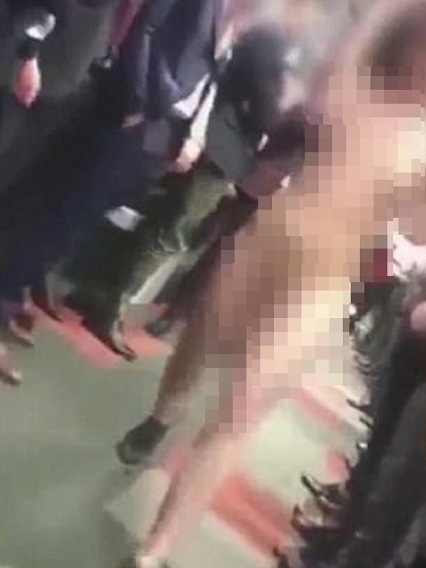 Viral, Demi Menyemangati Teman Kerja, Wanita ini Telanjang di Kantor