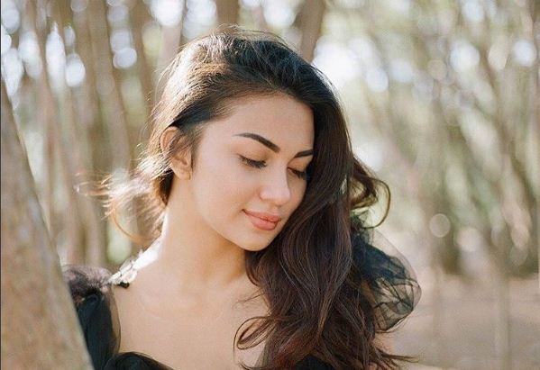 Ariel Tatum Ungkap Kebiasaan Buruknya Merokok