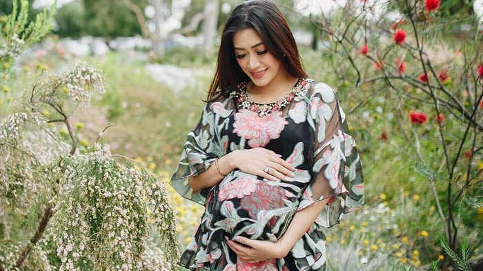 Hamil Besar Pakai Kebaya Aliya Radjasa Tampak Cantik, Netizen Anaknya Cewek Nih!