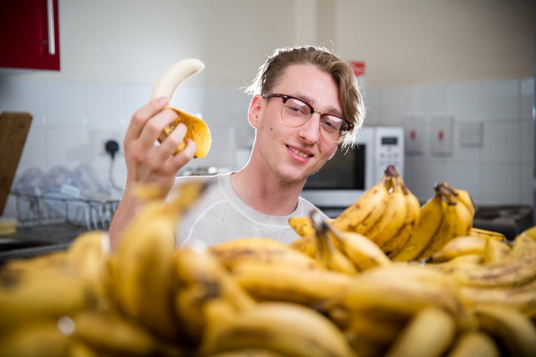 Manusia Pisang, Pria Ini Bisa Menghabiskan 150 Buah Pisang dalam 1 Minggu